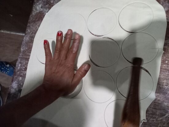 Der Teig wird dünn ausgerollt