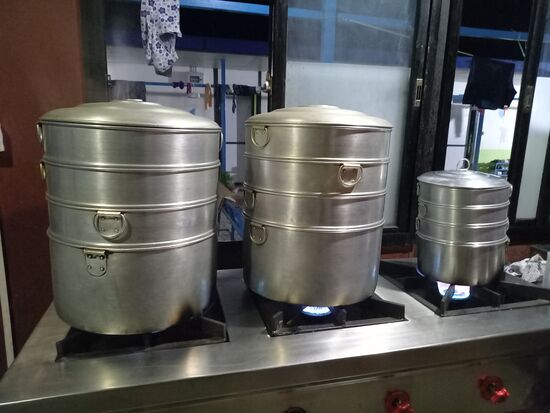 Die Teigtaschen werden gegart.