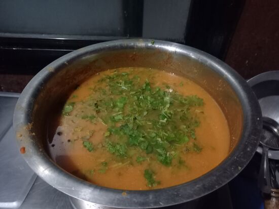 Dazu gibt es eine kräftig gekürzte Tomaten Soße.