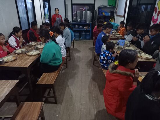 Die Kinder freuen sich mega über das gute Essen. 
Sie bedanken sich mit strahlenden Augen und zum Schluss singen sie sogar  