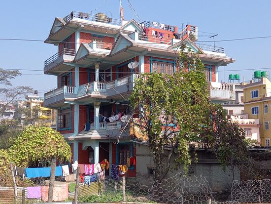 Das Waisenhaus bewohnt die oberen zwei Etagen in diesem Haus. Die Miete kostet 220€/Monat. Sie hängen mit der Zahlung ständig hinterher  