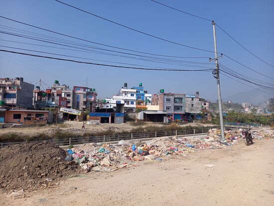 An der Straße vor dem Waisenhaus     es stinkt zuweilen bestialisch.
