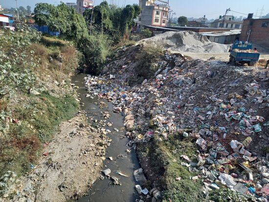 Am nahegelegenen Fluss sieht es nicht besser aus. Das Problem Müll ist hier unbeschreiblich groß!