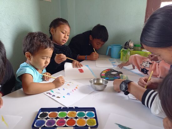 Ich hatte einen Tuschkasten aus der Heimat mitgebracht.  Die Pinsel haben wir hier gekauft.