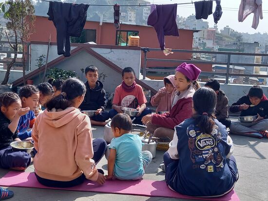 Heute wird auf der Dachterrasse zu Mittag gegessen.