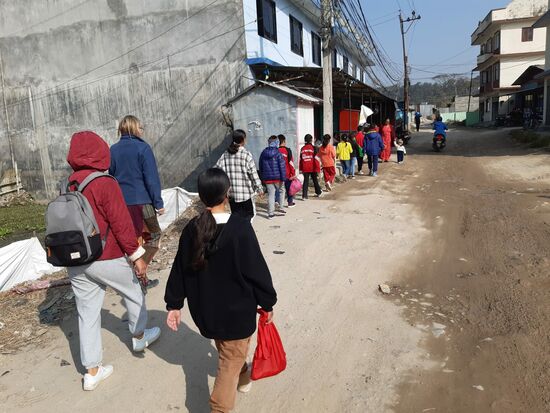 Im Gänsemarsch kreuz und quer durch die Straßen.