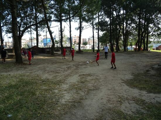 Dann wird gekickt    die Jungs haben einen riesen Spaß.. Aber auch die Mädels kommen mit den Springseilen, Bällen und Federball zu ihrem Spaß!