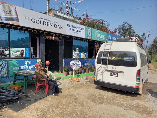 Mit diesem Kleinbus waren wir unterwegs. Die Fahrt kostet 800Rupie/Person.