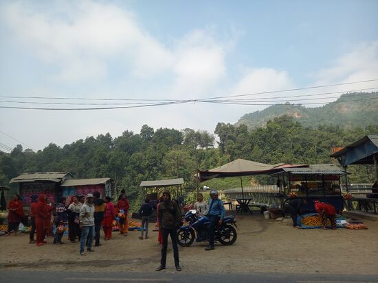 Ich habe versucht während der Fahrt, trotz Schlaglochpiste, verschmutzen Scheiben und Gegenverkehr ein paar Fotos einzufangen.