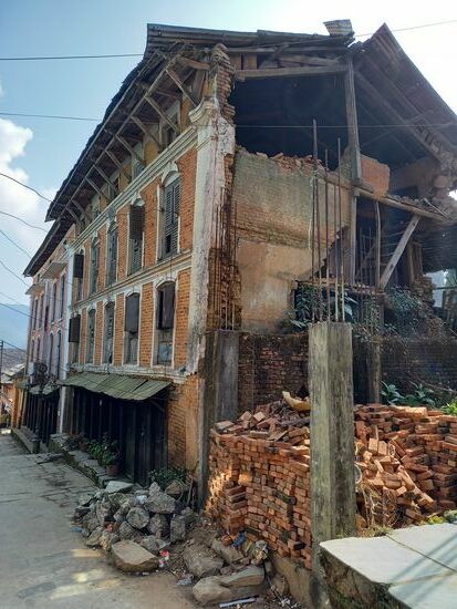 An wenigen Stellen sind noch die Folgen vom Erdbeben 2015 zu sehen. Unfassbar,  aber das Haus ist bewohnt.