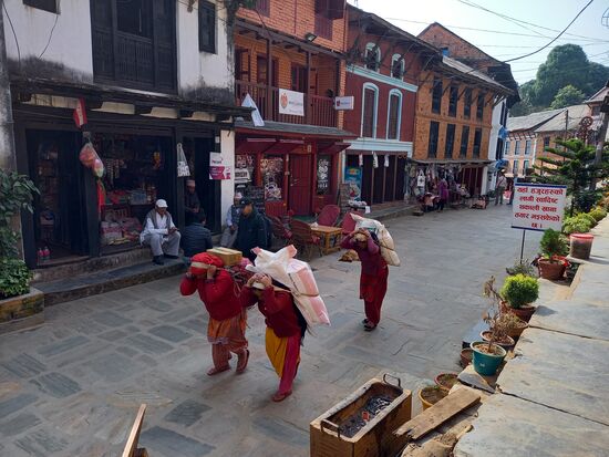 Da hier kein Verkehr erlaubt ist, muss alles getragen werden.