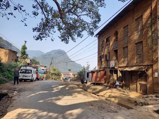 An der Bushaltestelle. Wenn man sich hier umschaut, ist nichts mehr von der aufgeräumten Beschaulichkeit zu sehen.