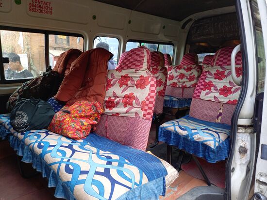 Wir nehmen in der letzten Reihe Platz. Pünktlich 9:30Uhr geht die Höllenfahrt los.