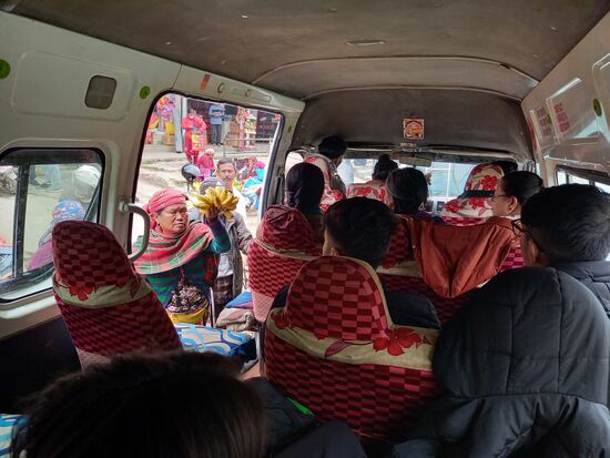 Nach einiger Zeit hält der Bus und ein Fahrgast steigt aus - leider. Denn das bedeutet,  daß unser Busbegleiter nun Ausschau nach einem neuen Gast  hält und das kann ggf. dauern. Aber die fliegenden Händler freut es  sie bieten ihre Waren an.