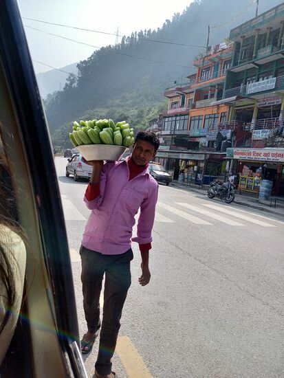 Es hat Gurken in seiner Schale.