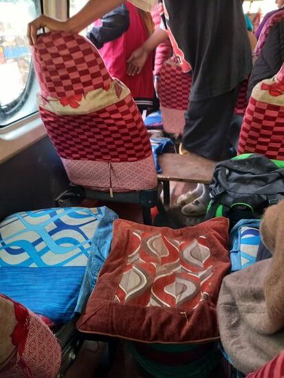 Man beachte das rote Kissen (liegt auf einem Eimer) und das Brett davor, dort sollten noch Leute sitzen.