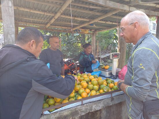 Matthias kauft uns ein paar Mandarinen.