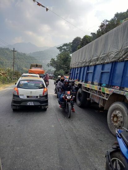 Dann geht die Höllenfahrt weiter. Es wird überholt, egal ob Gegenverkehr kommt oder nicht - muss der eben ausweichen.