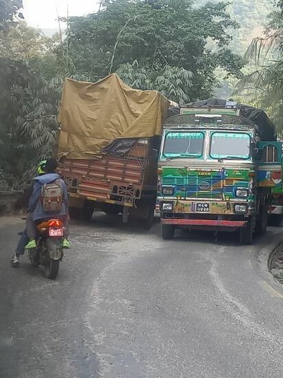 Manchmal ist es dann auch sehr eng. Auf diesen Straßen und bei diesen Fahrern brauchst du starke Nerven und Gottvertrauen!
