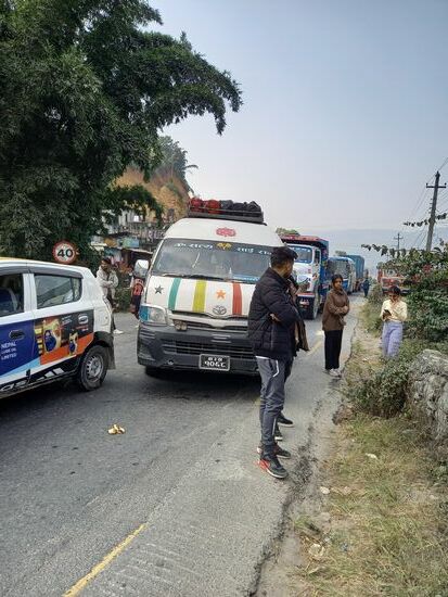 Schließlich stehen wir auch noch im Stau.