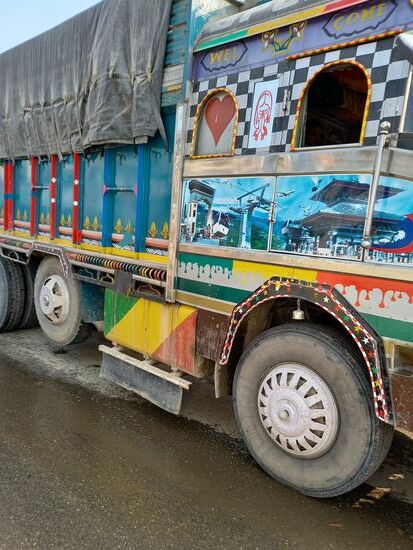 Nach über 6 Stunden Fahrt kommen wir schlussendlich heil in Kathmandu an  
Nun sind wir wieder im Children of Universe ...
Mein Rücken  - nun ja, der schmerzt  