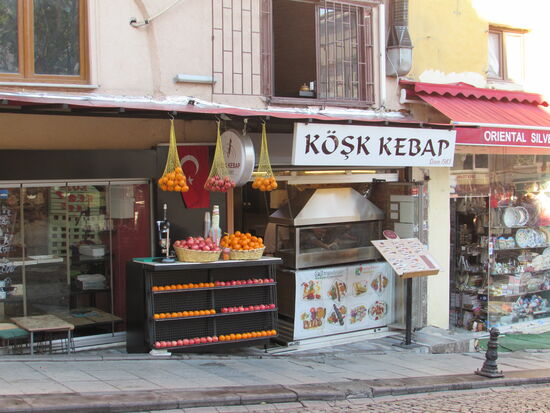 An jeder Ecke wird frisch gepresster Saft mit Granatäpfeln angeboten.