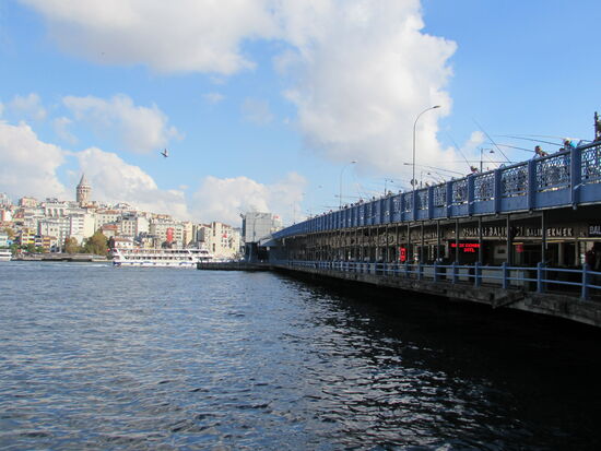 Auf der Brücke stehen die Angler dicht an dicht,