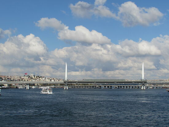 Blick auf eine modernere Brücke