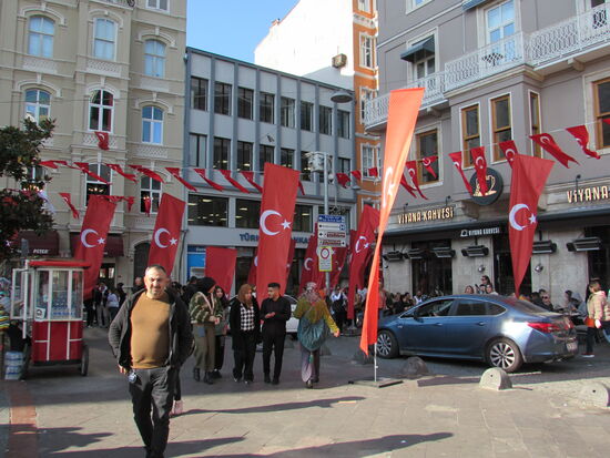 In ganz Istanbul sieht man die Flagge in allen Größen.