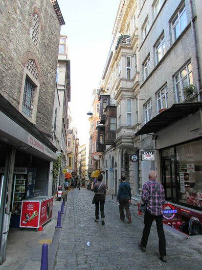 Da am Turm die Schlangen einfach zu lang waren, um hinauf zu kommen, erkunden wir noch etwas die Gassen der Stadt,