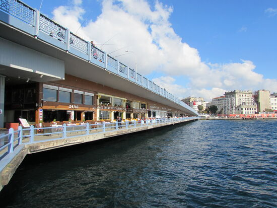 Unten reiht sich Restaurant an Restaurant.