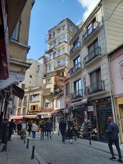 In Istanbul könnte man gut ein paar Tage verbringen, um in aller Ruhe die unterschiedlichsten Stadtteile und ihre Gassen zu erkunden.