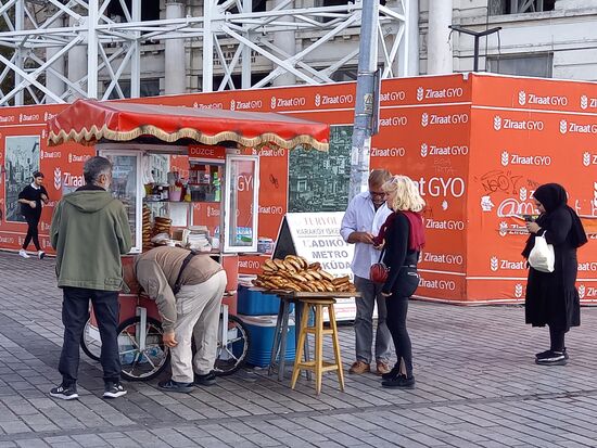 Überall sind diese kleinen Verkaufswagen zu sehen.