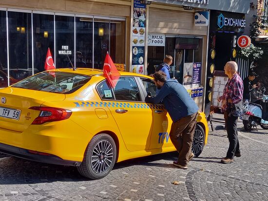 Ehe wir zurück zum Hotel fahren, muss wieder der Preis ausgehandelt werden.
Aber eines ist für uns sicher, das war ein lohnenswerter Kurztrip in eine sehenswerte Stadt.