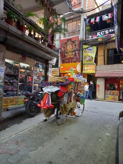 Auch fliegende Händler versuchen etwas zu verkaufen.