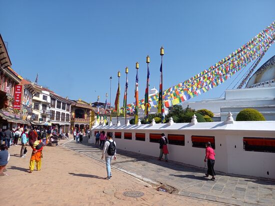 Der Platz um die Stupa ist gut besucht.