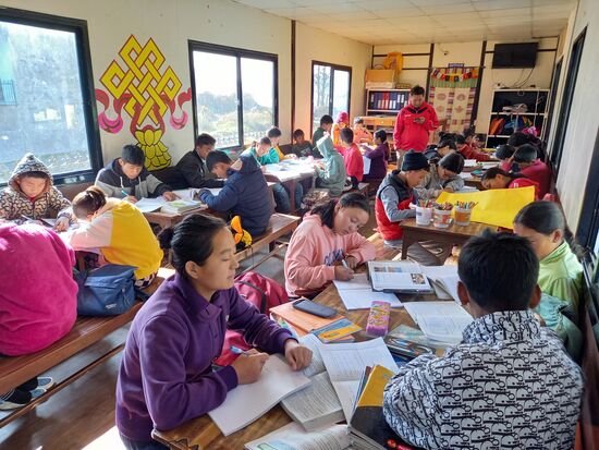 Die Jungen und Mädchen lernen wieder.