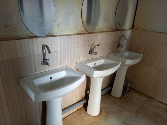 Diese Waschbecken habe ich mir mit vielen Mädchen geteilt. Aber dank Matthias funktionieren die Abflüsse wieder.