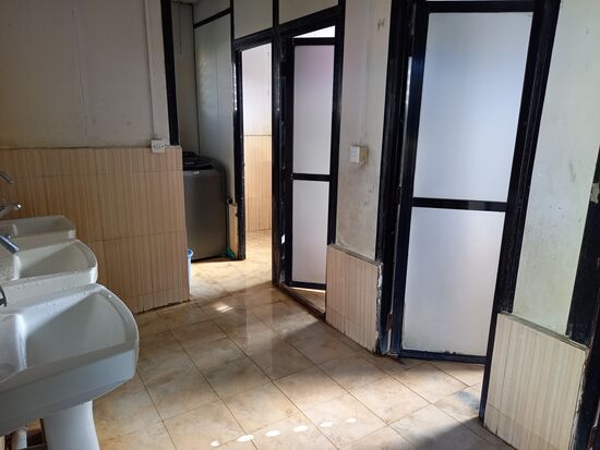 So sieht der sanitäre Bereich aus. Auch hier sind Malerarbeiten fällig.