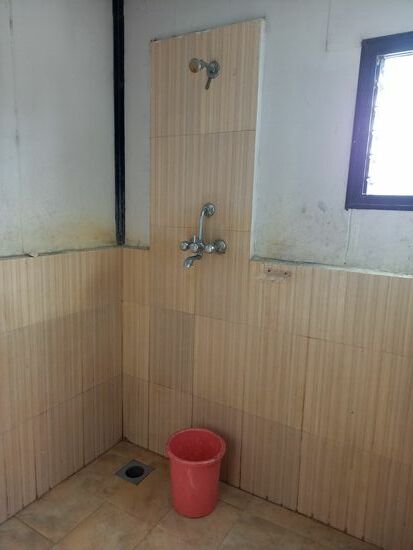 Eine der zwei Duschen. Das Wasser ist nur ganz, ganz lau warm.