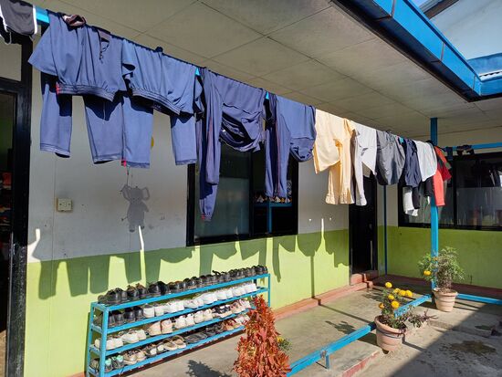 Samstag ist Waschtag. Da wird auch die einzige Schuluniform die jedes Kind hat gewaschen. Durch den ständigen Staub und der Handwäsche leidet die Kleidung sehr.