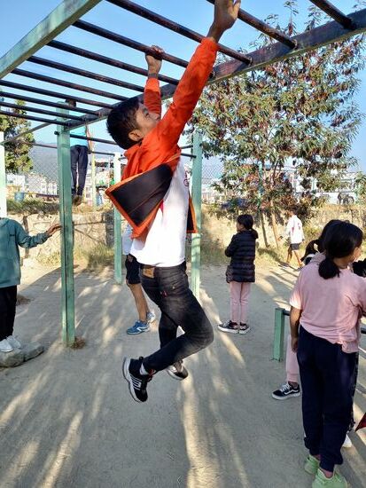 Kaum im Park angekommen, wird geklettert und getobt.