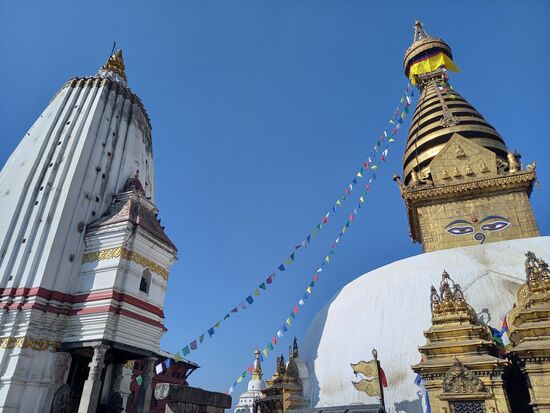 Links der hinduistische Tempel und rechts die buddhistische Stupa.