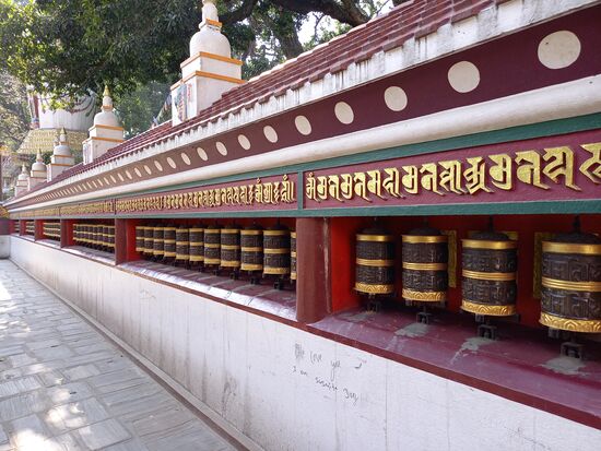 Man kann die gesamte Anlage entlang einer Mauer mit unzähligen Gebetsmühlen umrunden.