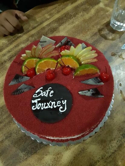 Boa, was für eine tolle Torte. Wir sind total gerührt. Natürlich wird sie mit allen geteilt  