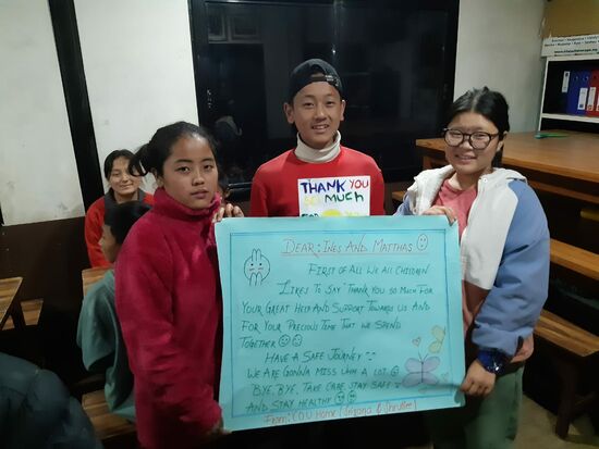 Dann gibt es noch viele Briefe, gebastelte Herzen und jede Menge Umarmungen. Nun können wir die Tränen nicht mehr aufhalten...