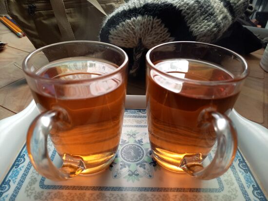 Wie jeden Morgen bekommen wir einen Tee auf dem Zimmer serviert  