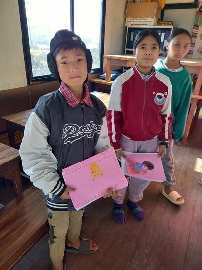 Die Kinder bringen uns bis zur letzten Minute noch Bilder und Briefe.