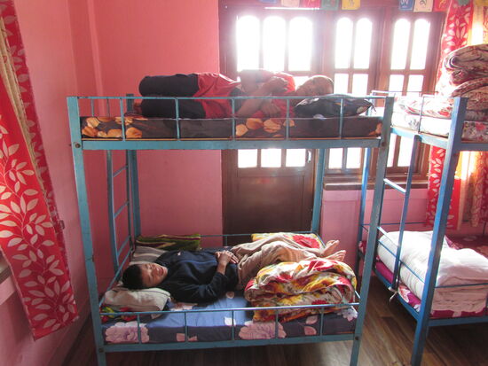 Diese zwei Jungen sind ihren Betten entwachsen.