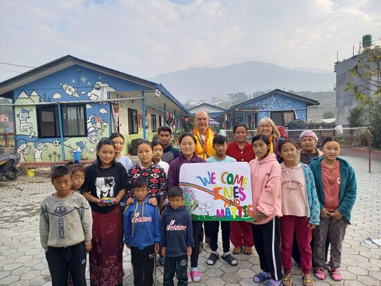 Einige Kinder sind noch auf Verwandten Besuch, denn es ist gerade ein Festival gewesen.